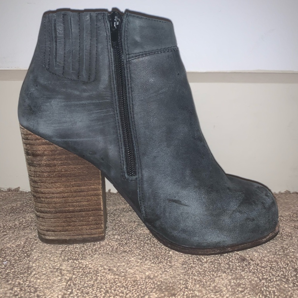 Chunky dark grey heel ✨ surprisingly comfortable!
